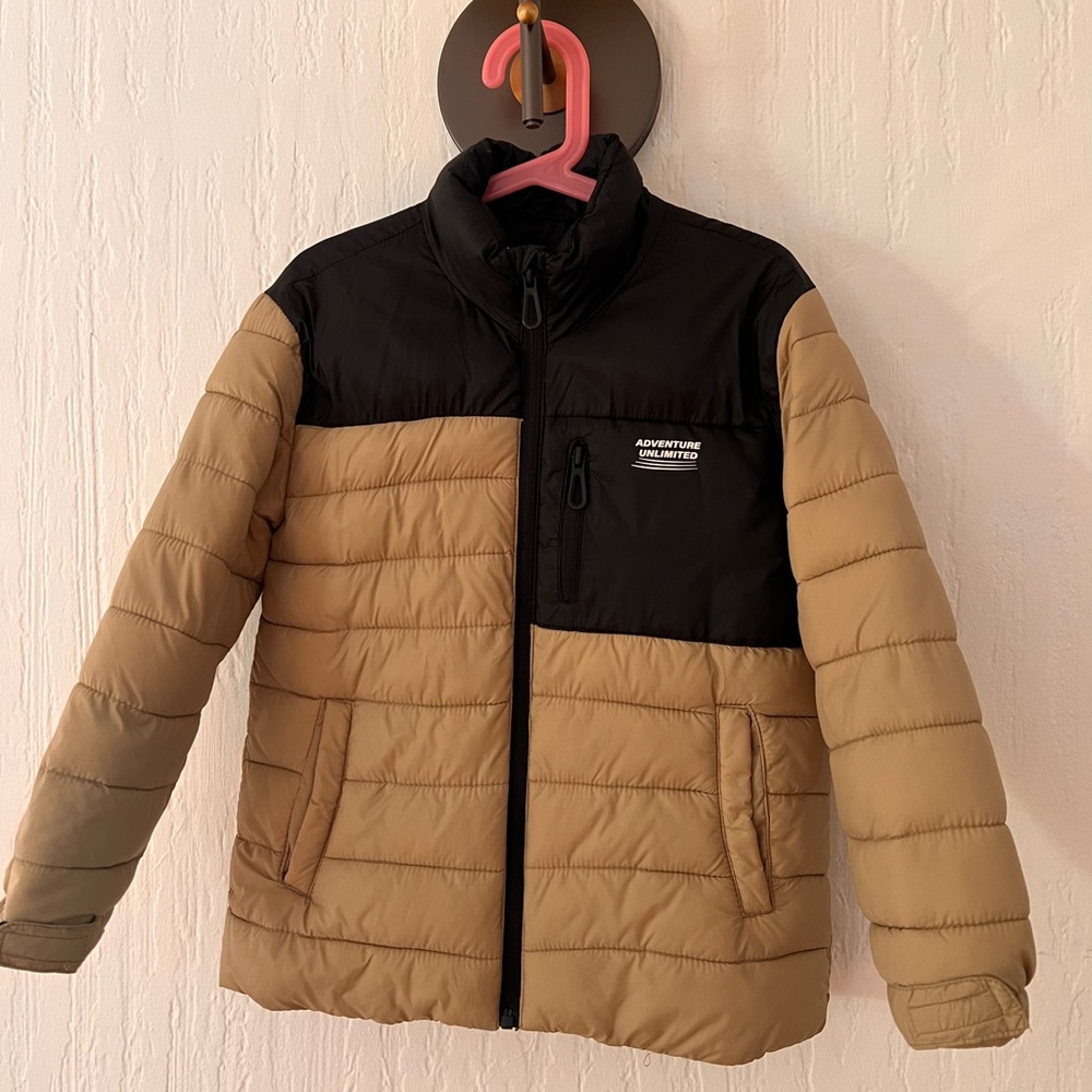 Zara 7 years old Light weight  puffer jacket. I’m almost new conditon.